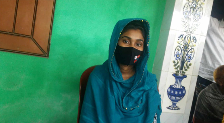 নাগেশ্বরীতে বিয়ের দাবিতে তরুণীর অনশণ