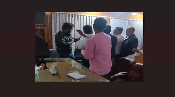 জয়পুরহাটের ক্ষেতলালে ইউএনওর কক্ষে সাংবাদিকের উপর হামলা