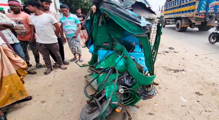 রূপগঞ্জে যাত্রীবাহী বাসের ধাক্কায় অটোরিক্সা চালক নিহত: আহত -২