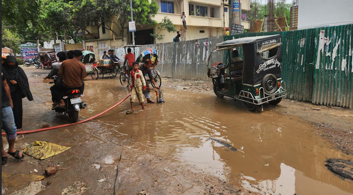 রাজবাড়ীতে সামান্য বৃষ্টি হলেই পানিতে ডুবে যায় হাসপাতাল সড়ক
