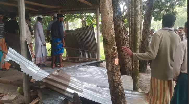 ঈশ্বরগঞ্জে চোরের উৎপাতে অতিষ্ঠ হয়ে বাড়িঘর ভাঙচুর করল এলাকাবাসী