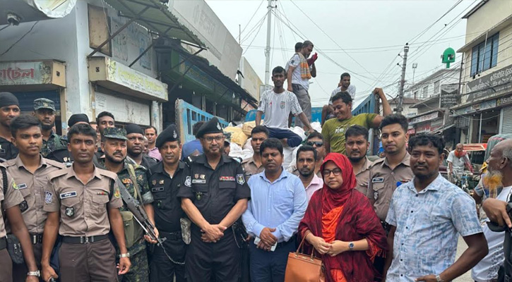 খুলনা পরিবেশ অধিদপ্তরের নিষিদ্ধ পলিথিনের ব্যবহার, বিক্রি ও মজুতের বিরুদ্ধে অভিযান