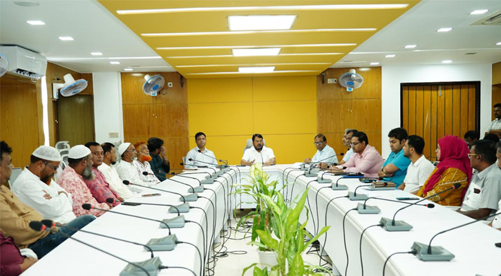 উন্নয়নমূলক কাজের অগ্রগতি পর্যালোচনা সভায় রাসিক প্রশাসক