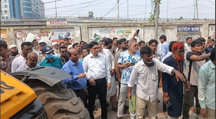 ডেমরায় সড়কের দু‍‍`পাশে অবৈধ দোকানপাট উচ্ছেদ করতে ডিএসসিসির অভিযান