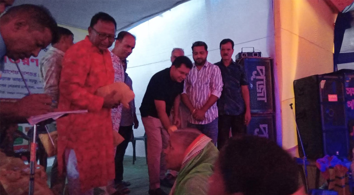 দুর্গাপূজার আনন্দে ভাগিদার শতাধিক অসহায় পরিবার, শ্রীমঙ্গলে যোশেফ দাশগুপ্তের বস্ত্র বিতরণ
