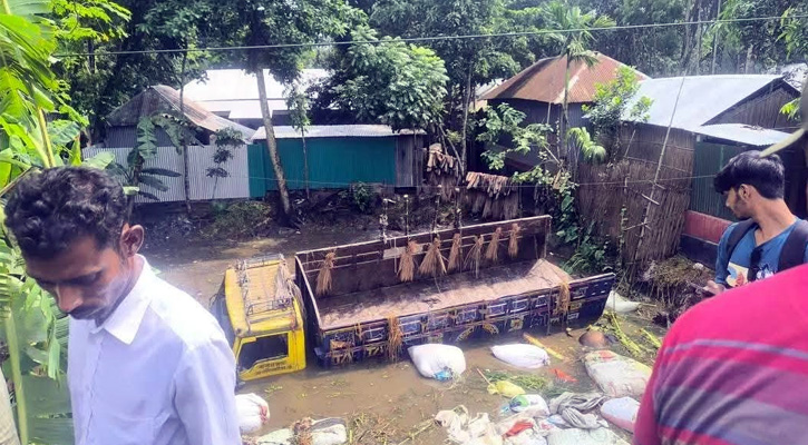 রাজবাড়ীতে গরুবোঝাই ট্রাক উল্টে দুই ব্যবসায়ী নিহত