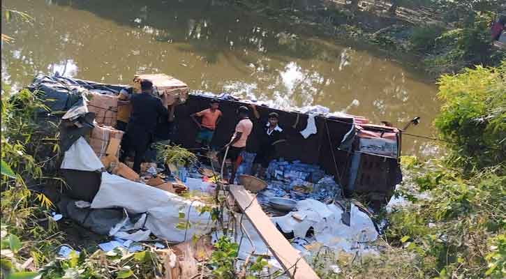 সুরমা পরিবহনের চাপায় ডিস্ট্রিক্ট গাড়ি নিয়ন্ত্রণ হারিয়ে পানিতে