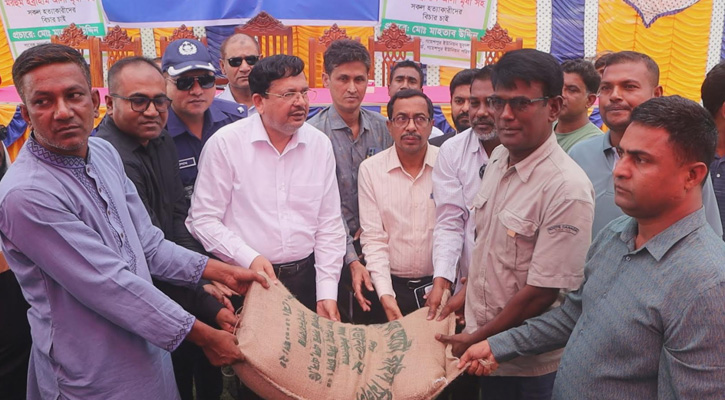 পাবনায় আত্মসমর্পনকারী চরমপন্থী সদস্যদের মাঝে চাউল বিতরণ