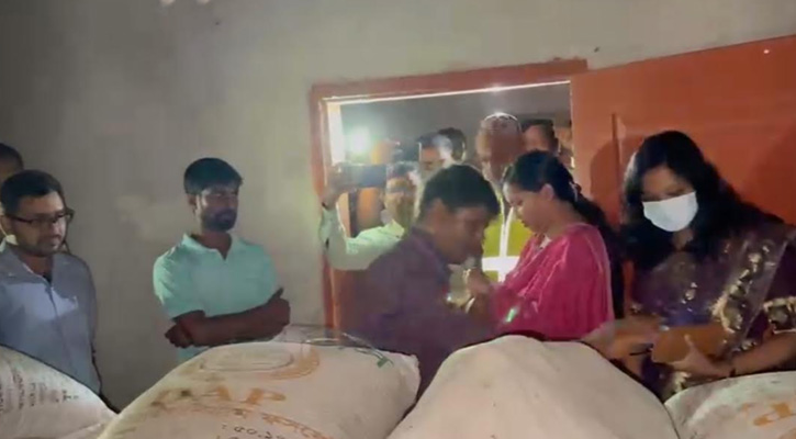 জয়পুরহাট পাঁচবিবিতে কৃষকের বাড়িতে মিলল ৭৬ বস্তা সার
