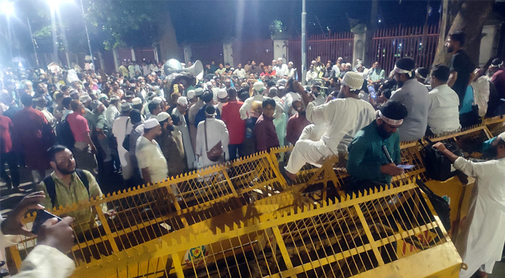 সন্ধ্যা পেরিয়ে রাত হলেও সড়ক ছাড়ছেন না বেসরকারি শিক্ষকরা