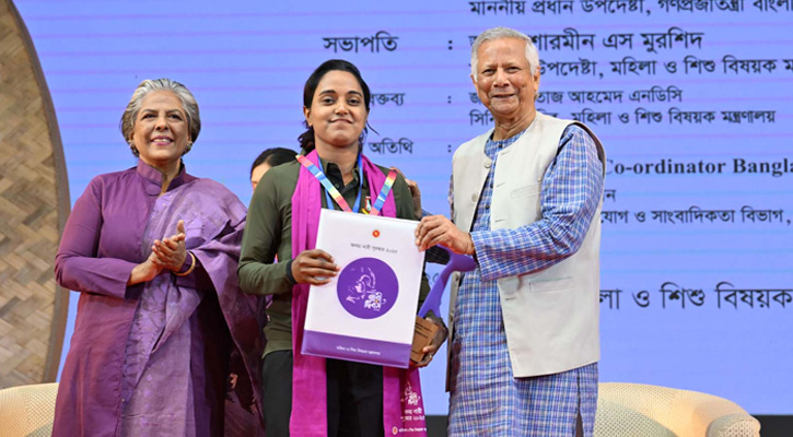 অদম্য নারীদের হাতে পুরস্কার তুলে দিলেন প্রধান উপদেষ্টা