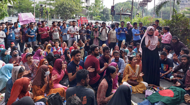 জবি শিক্ষক-শিক্ষার্থীদের গণঅনশন শুরু