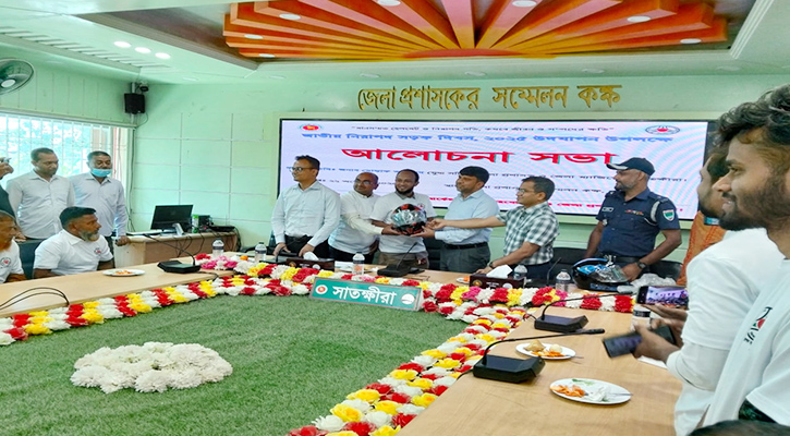 সাতক্ষীরায় জাতীয় নিরাপদ সড়ক দিবসে হেলমেট বিতরণ ও সচেতনতা সভা