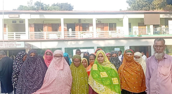 ভাতার আশায় সর্বস্ব হারানো: কাজিপুর উপজেলা অন্তর্গত বাগবাটীতে ইউপি সদস্যের প্রতারণার জাল