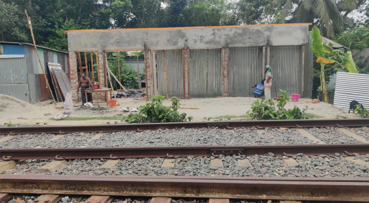 ফরিদপুরে রেলওয়ের জায়গা দখল,পাকা   স্থাপনা
