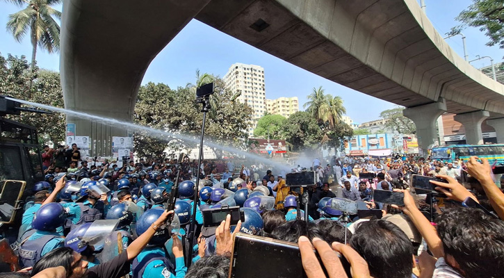 বাধা উপেক্ষা করে যমুনায় যাওয়ার চেষ্টা, পুলিশের জলকামান-লাঠিচার্জ