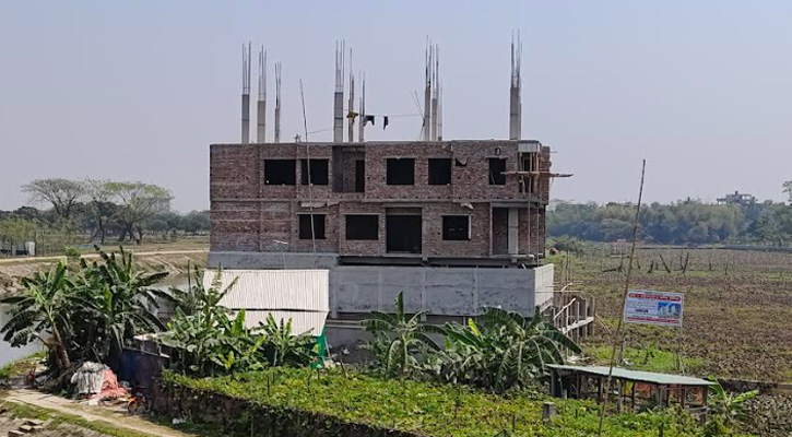 রূপগঞ্জে আদালতের নিষেধাজ্ঞা উপেক্ষা করে জোর পুর্বক বাড়ি নির্মান