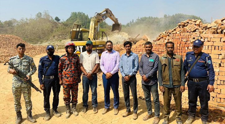 অবৈধ ইটভাটা গুড়িয়ে দিয়ে ১লক্ষ টাকা জরিমানা ৫৪০ ঘনফুট কাঠ জব্দ