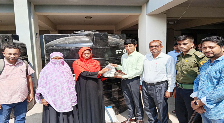 কয়রায় বৃষ্টির পানি সংরক্ষণে অসহায় পরিবারের মাঝে ট্যাংকি বিতরণ