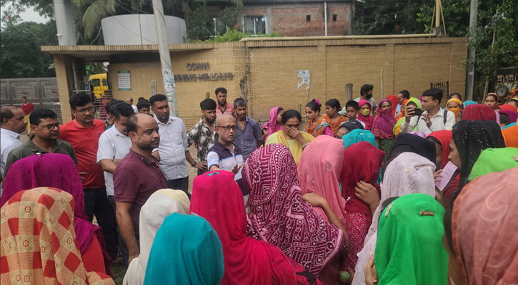 শ্রীপুরে বকেয়া বেতনের দাবিতে পোশাক  শ্রমিকদের কান্না