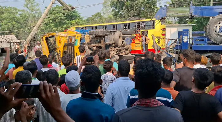 পাবনায় ট্রাকচাপায় স্কুল শিক্ষার্থীসহ নিহত ৩