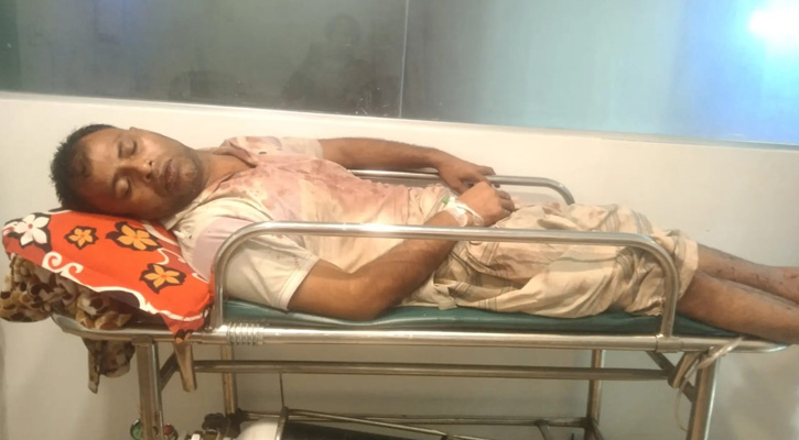 রাজৈরে ব্যবসায়ীকে কুপিয়ে জখম, দোকানে ভাঙচুর ও লুটপাট