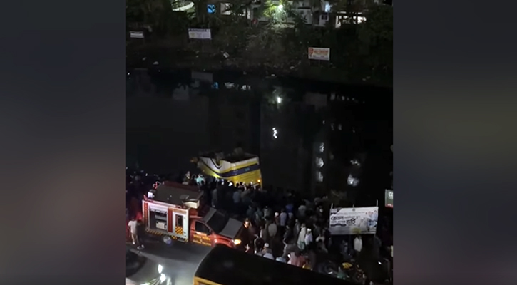 বনশ্রীতে যাত্রীবাহী বাস উল্টে খালে