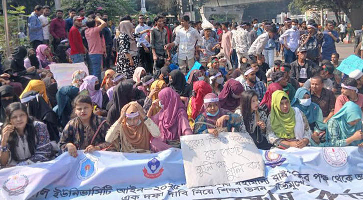 সচিবলায় অভিমুখী সড়কে অবস্থান শিক্ষার্থীদের, যান চলাচল বন্ধ