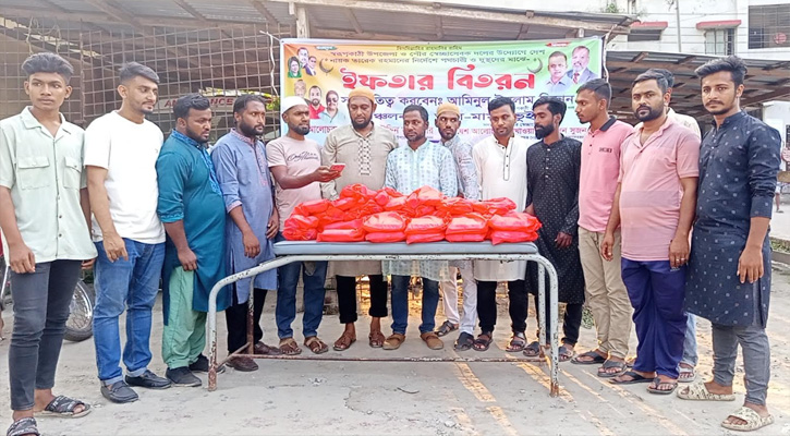 নেছারাবাদ উপজেলা ও পৌর সেচ্ছাসেবকদলের উদ্যেগে ইফতার বিতরণ