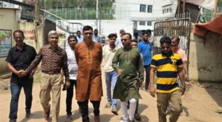 সাভারে এসএসসি পরীক্ষার্থীদের পাশে ছাত্রদল