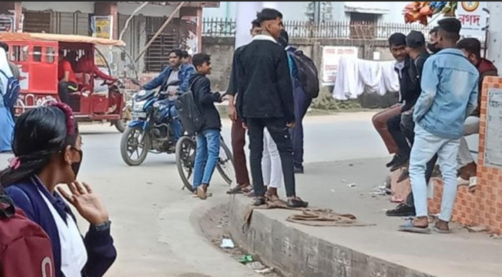 হাজীগঞ্জে বেড়েছে বখাটেদের উৎপাত, অতিষ্ঠ স্কুল-কলেজ শিক্ষার্থীরা