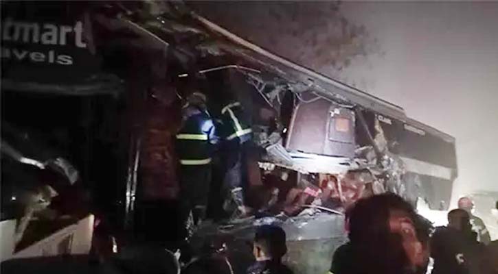 দাঁড়িয়ে থাকা ট্রাকে বাসের ধাক্কা, নৌবাহিনীর সদস্যসহ নিহত ৩