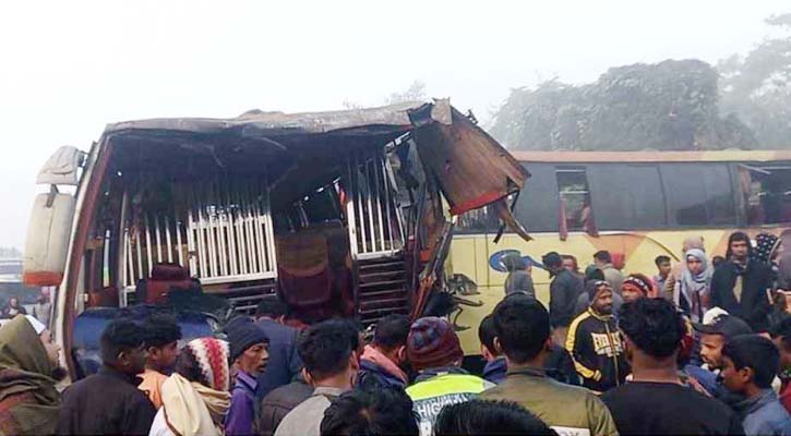 তিন বাসের মুখোমুখি সংঘর্ষ, নিহত ২