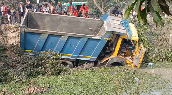 নিয়ন্ত্রণ হারিয়ে ভ্যানের উপরে ট্রাক, নিহত ৫