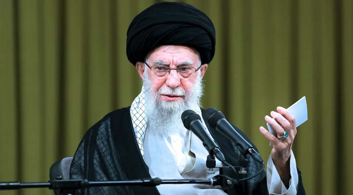 ট্রাম্পের হাত ‘রক্তে রাঙা’, বিক্ষোভকারীরা তাকে খুশি করতে চাইছে: খামেনি