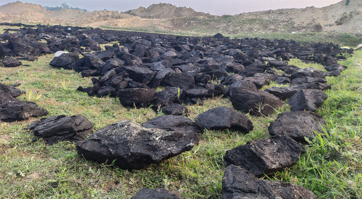 ফোর লেন প্রকল্পের মাটি কেটে মিলছে কয়লা সদৃশ জ্বালানি
