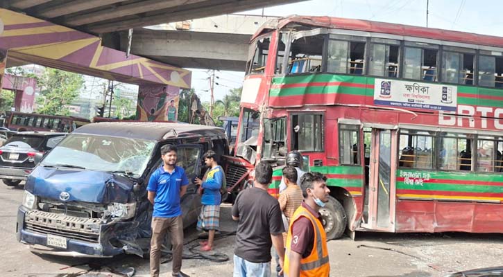বিআরটিসি বাস দুমড়ে-মুচড়ে দিল কয়েকটি গাড়ি