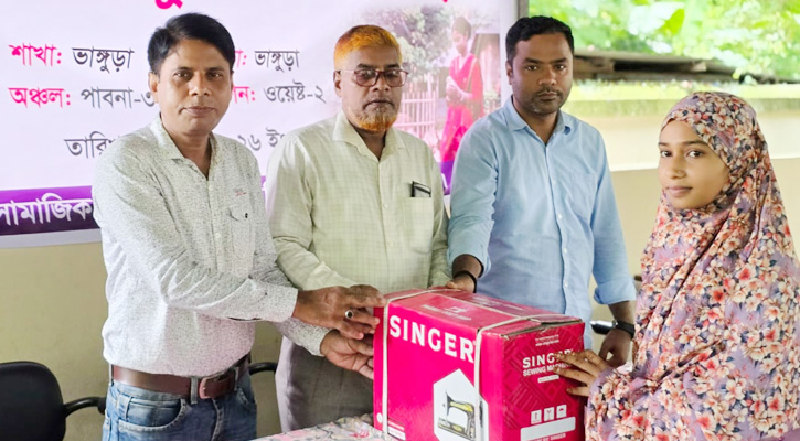ভাঙ্গুড়ায় কিশোরীদের মাঝে সেলাই মেশিন ও মুরগির বাচ্চা বিতরণ