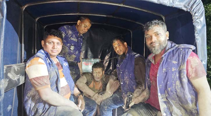 ডাকাতি মামলার ওয়ারেন্টভুক্ত আসামি ১০ বছর পর গ্রেপ্তার