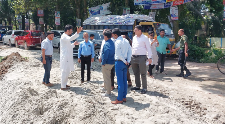 চান্দিনায় ভাঙা সড়ক পরিদর্শনে গিয়ে জনতার প্রশ্নের মুখে এমপি-প্রকল্প কর্মকর্তারা