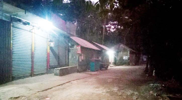 আযান হলেই থেমে যায় বেচাকেনা, নামাজে মুখর ফরিদগঞ্জ মিরপুর