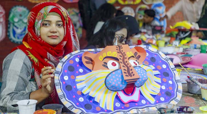 বর্ষবরণের প্রস্তুতিতে চারুকলায় শেষ মুহূর্তের ব্যস্ততা