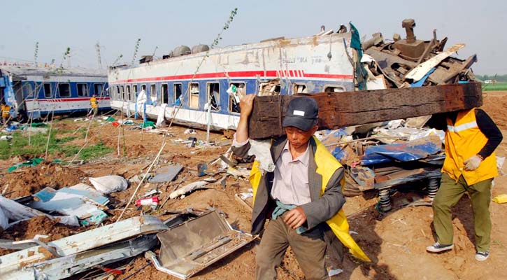 ট্রেনের ধাক্কায় ১১ রেলশ্রমিক নিহত
