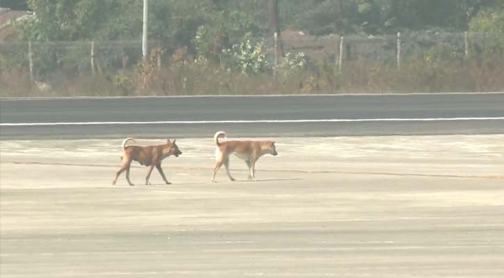 কক্সবাজার বিমানবন্দরে ঝুঁকিপূর্ণ হয়ে উঠছে বিমান উঠানামা