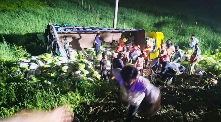 কুমিল্লায় চালবোঝাই ট্রাক উল্টে ৭ জন নিহত