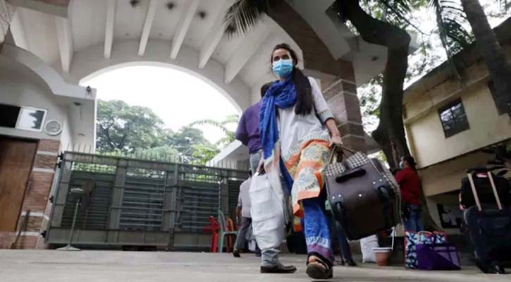 হল ছাড়তে শুরু করেছে ঢাকা বিশ্ববিদ্যালয়ের শিক্ষার্থীরা