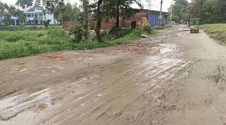 সংস্কারের অভাবে ​ধামরাইয়ের শরীফবাগ-কাকরান সড়কে চরম জনদুর্ভোগ।