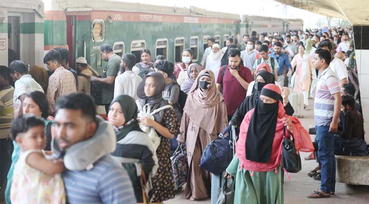 চাপ থাকলেও স্বস্তিতে ঢাকা ছাড়ছে ঘরমুখো মানুষ