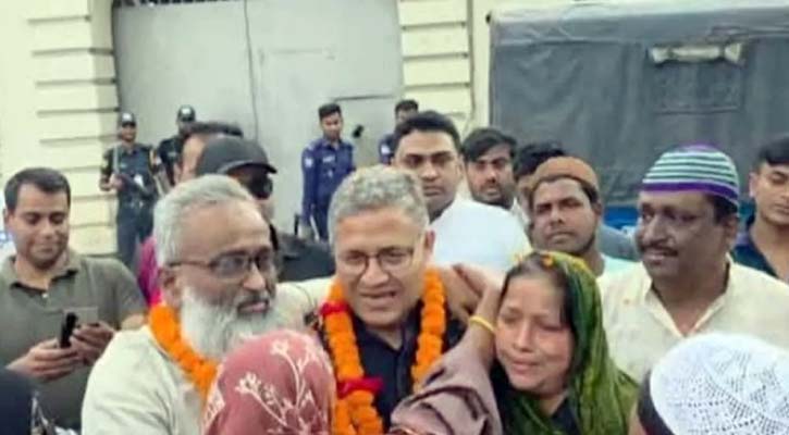 কারামুক্ত আ.লীগ নেতাকে ফুল দিয়ে বরণ করলেন বিএনপির এমপি