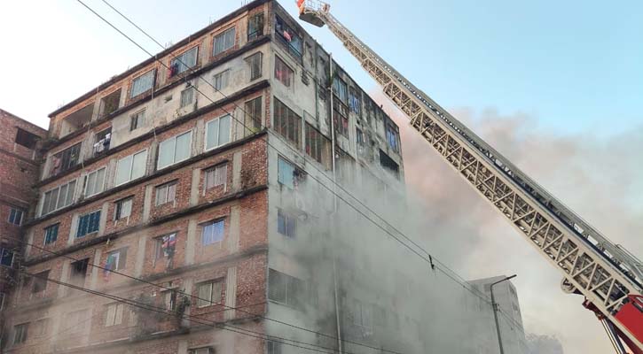 কেরানীগঞ্জে অগ্নিকাণ্ডে আটকে পড়া ৪২ জন উদ্ধার